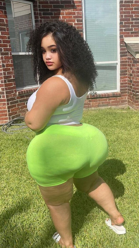 llindaa23 naked actress archive