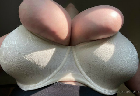 Rileslit pretty actress pics