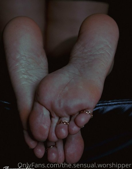 the sensual worshipper hot model pics