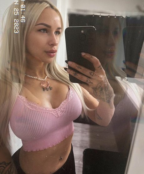 lindseyparanormal model nude pics