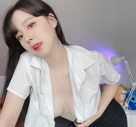 brunette petite onlyfans free xxx picture