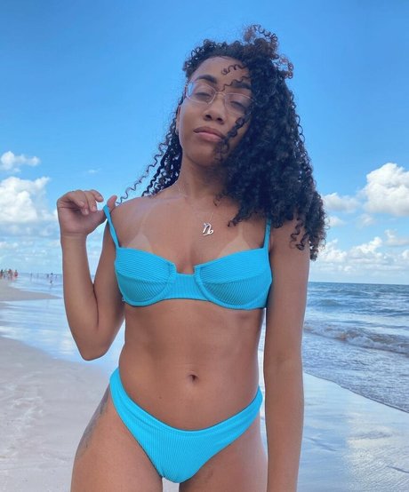 Thais Santos hot model photo