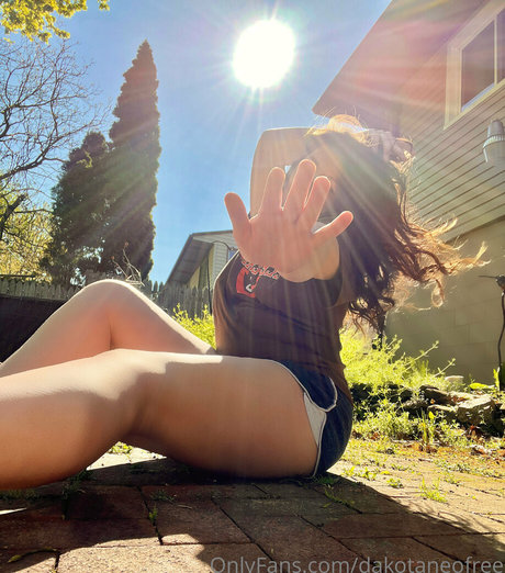 dakotaneofree nude actress pics