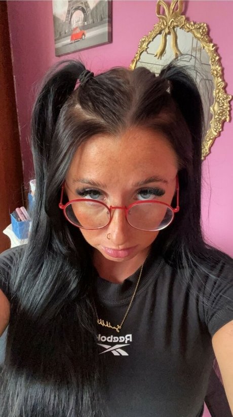 Sadhbh Flemming nude model images