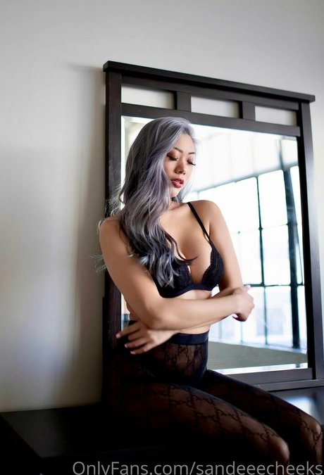 sandeeecheeks high quality model image