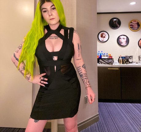 Ready To Glare perfect model picture