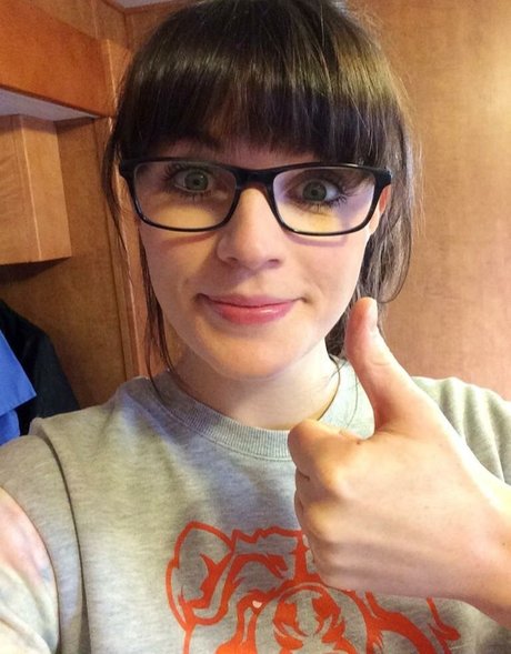 Aisling Bea pretty pornstar image