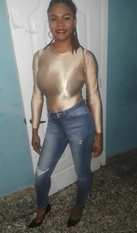 Gisselle F naked actress pictures