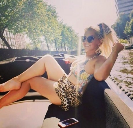 Sensi Lowe pornstar naked images