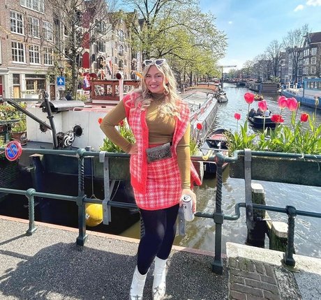 Sensi Lowe erotic star archive