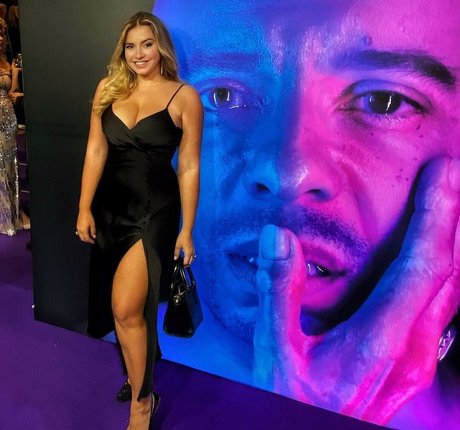 Sensi Lowe star nude img