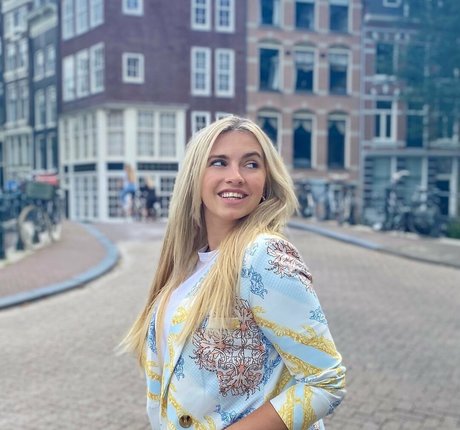 Sensi Lowe art star pics