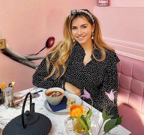 Sensi Lowe sex model pic