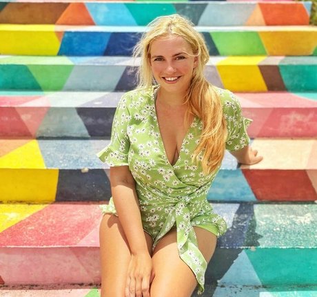 Sensi Lowe star high quality photos