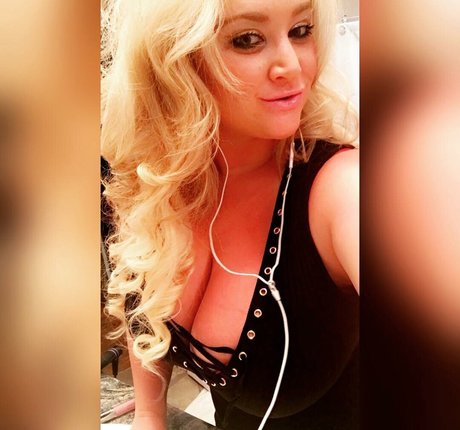 BlondiePomie star nude picture