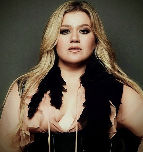 Kelly Clarkson beautiful pornstar photo
