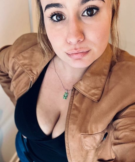 LillyBehave model erotic img