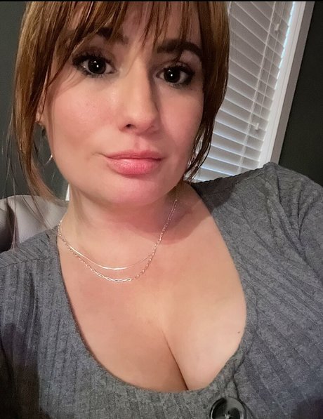 LillyBehave art model pic