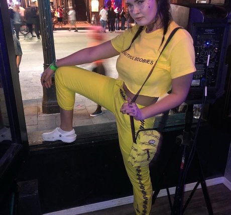 Michelleyroo adult model archive