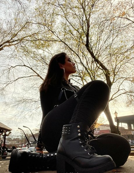 divinesugarandspice model pretty picture