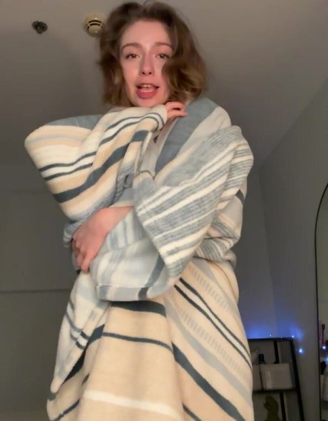 MintakaAww model pic