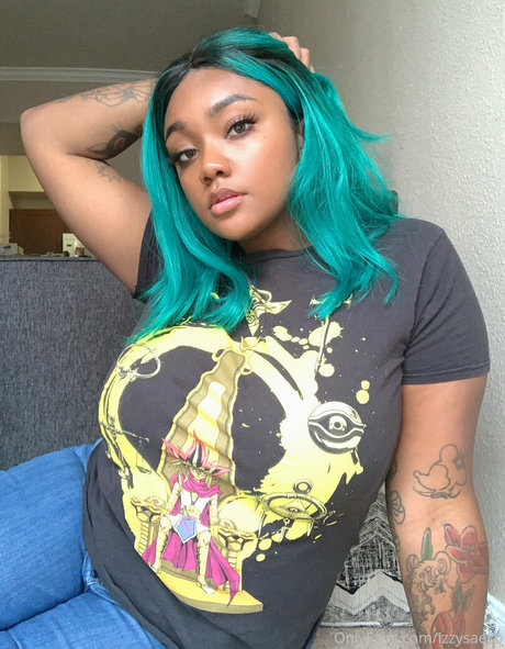 izzysaeko model adult pics