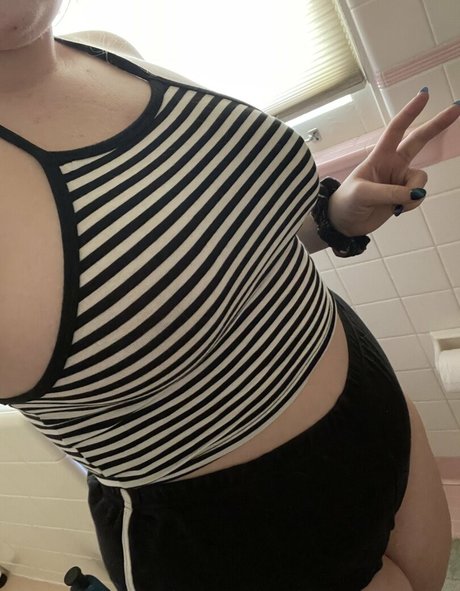 lucigonewild model nude photo