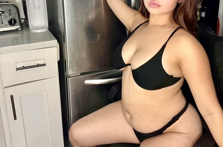 ThickAzn hot model picture