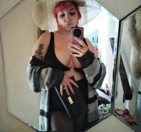 Ariel Vanderberg nude model photos