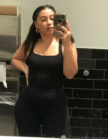 curvy xxx onlyfans nude photo