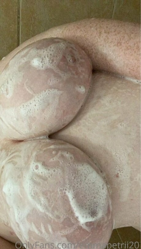 bigtittyemma naked model picture