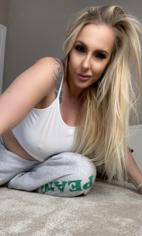 Lucy Tease art model pic