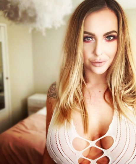 Lucy Tease star hot pics