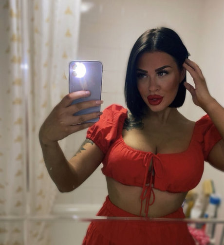 Courtney Luck sexy actress pic