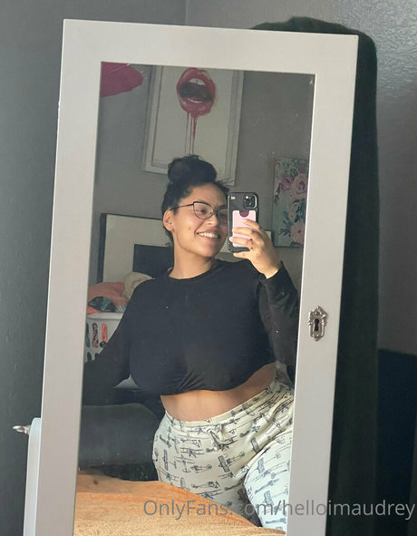 helloimaudrey art model pic