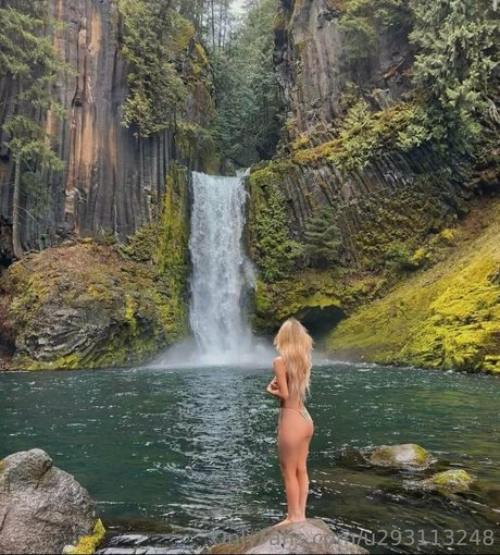 ellamoorepls hot model pics