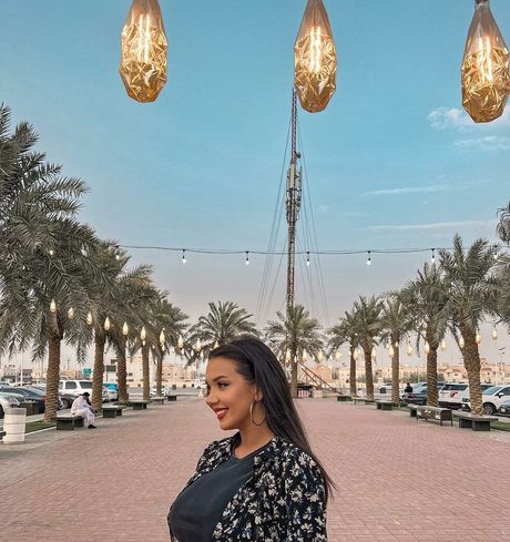 Emina Jahi model hot image