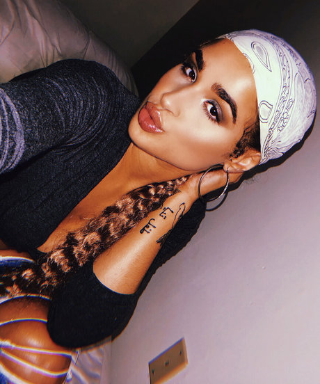 Janae Girard modèle joli galeries