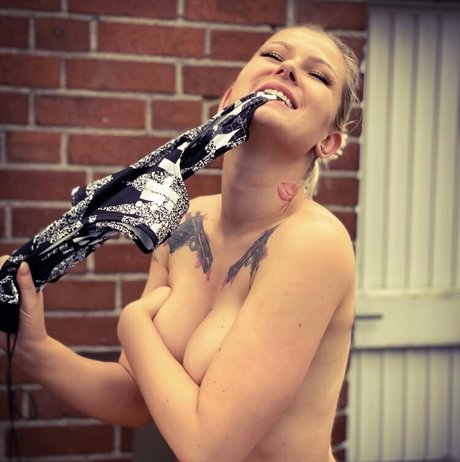 Luna Peruna star du porno érotique archive