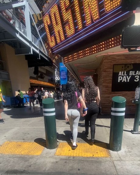 Nina Bugattii haut de star du porno collection