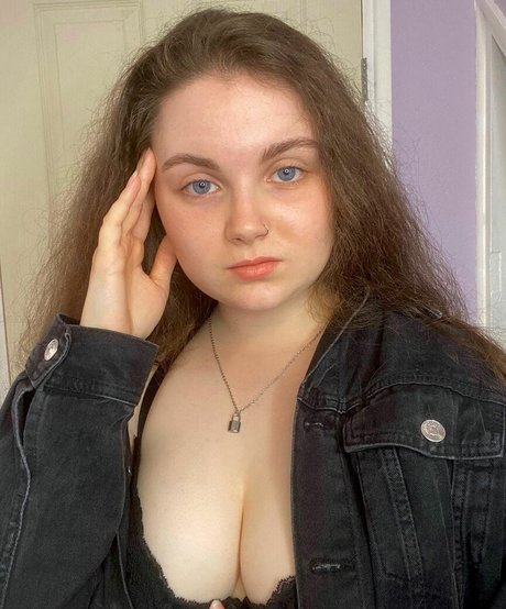 bustybritishbrunette actrice artistique des photos