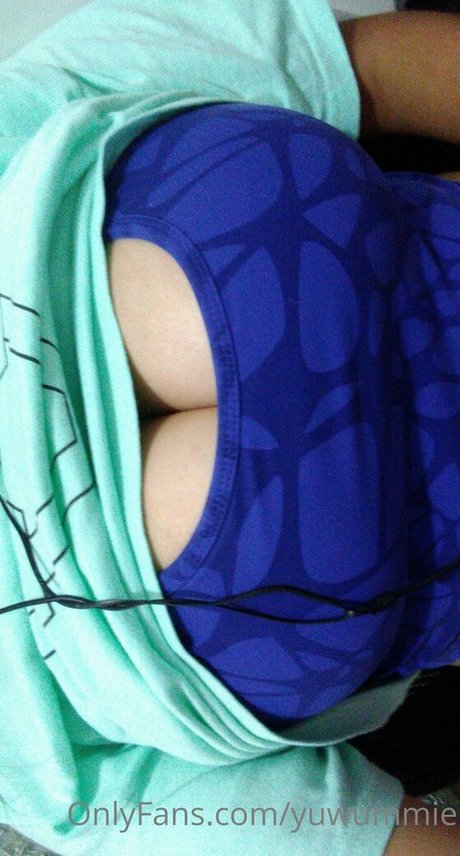 Yuwummie modèle nu galerie