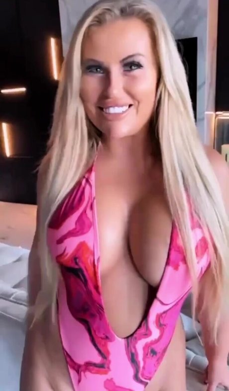 Emily Blake star érotique archive