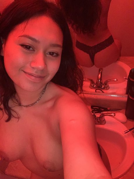 gros seins asiatiques onlyfans nue en haute qualité image