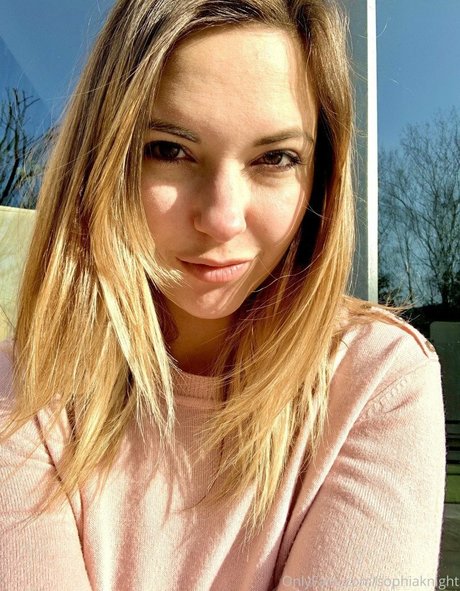 Sophia Knight modèle nu image