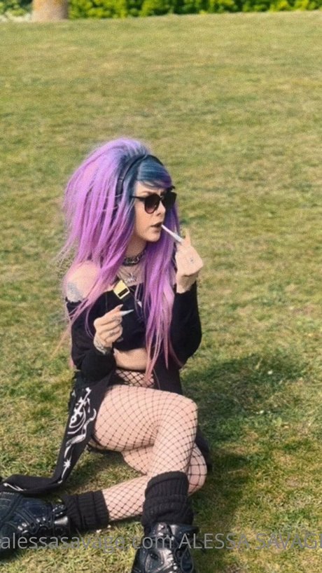 Alessa Savage haut modèle photos