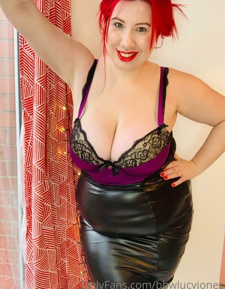 Lucy Jones modèle nu des photos