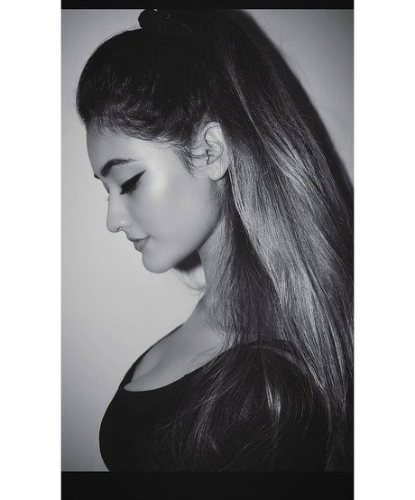 Nidhi Maheshwari haut modèle archive