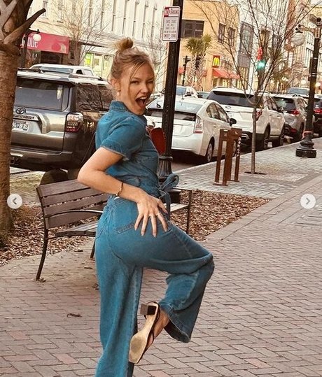 Grace VanderWaal star érotique galeries