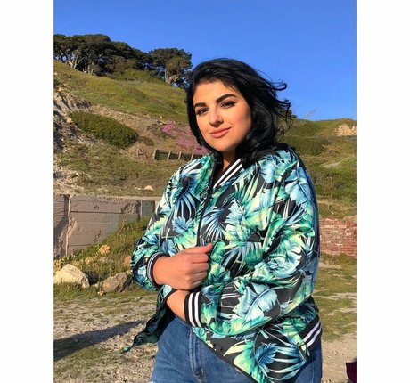 Charlotte Godoy étoile chaude images